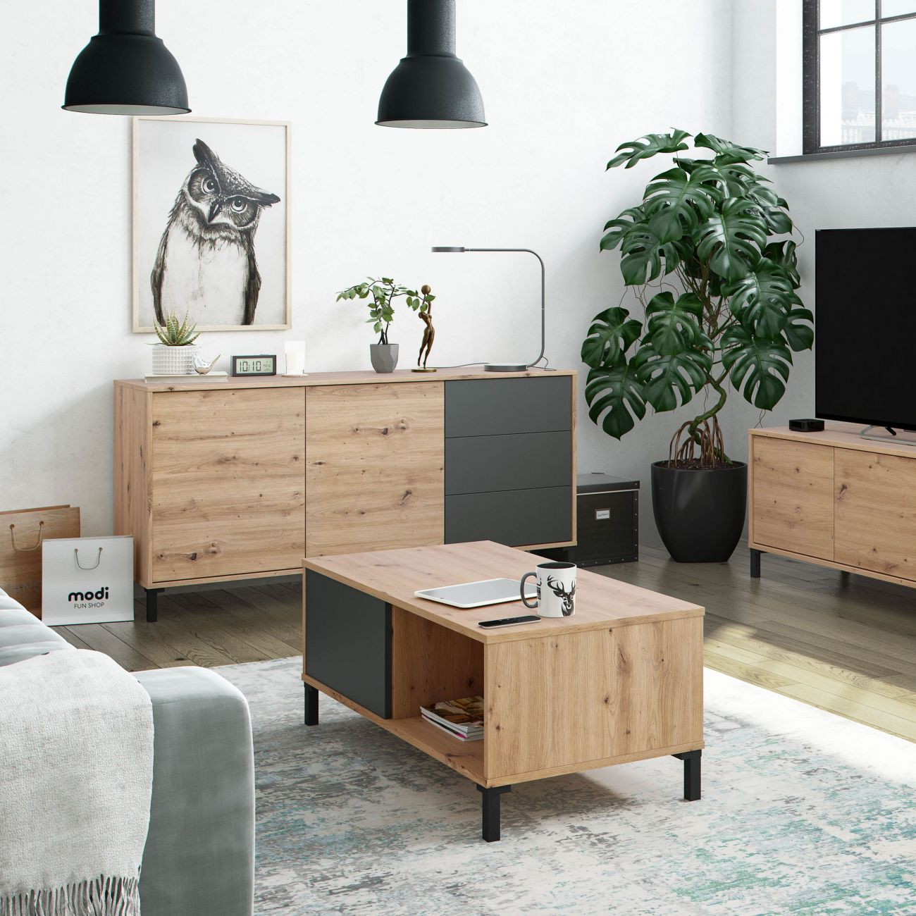 Sala de estar con muebles de roble, arte de pared de búho y plantas grandes.