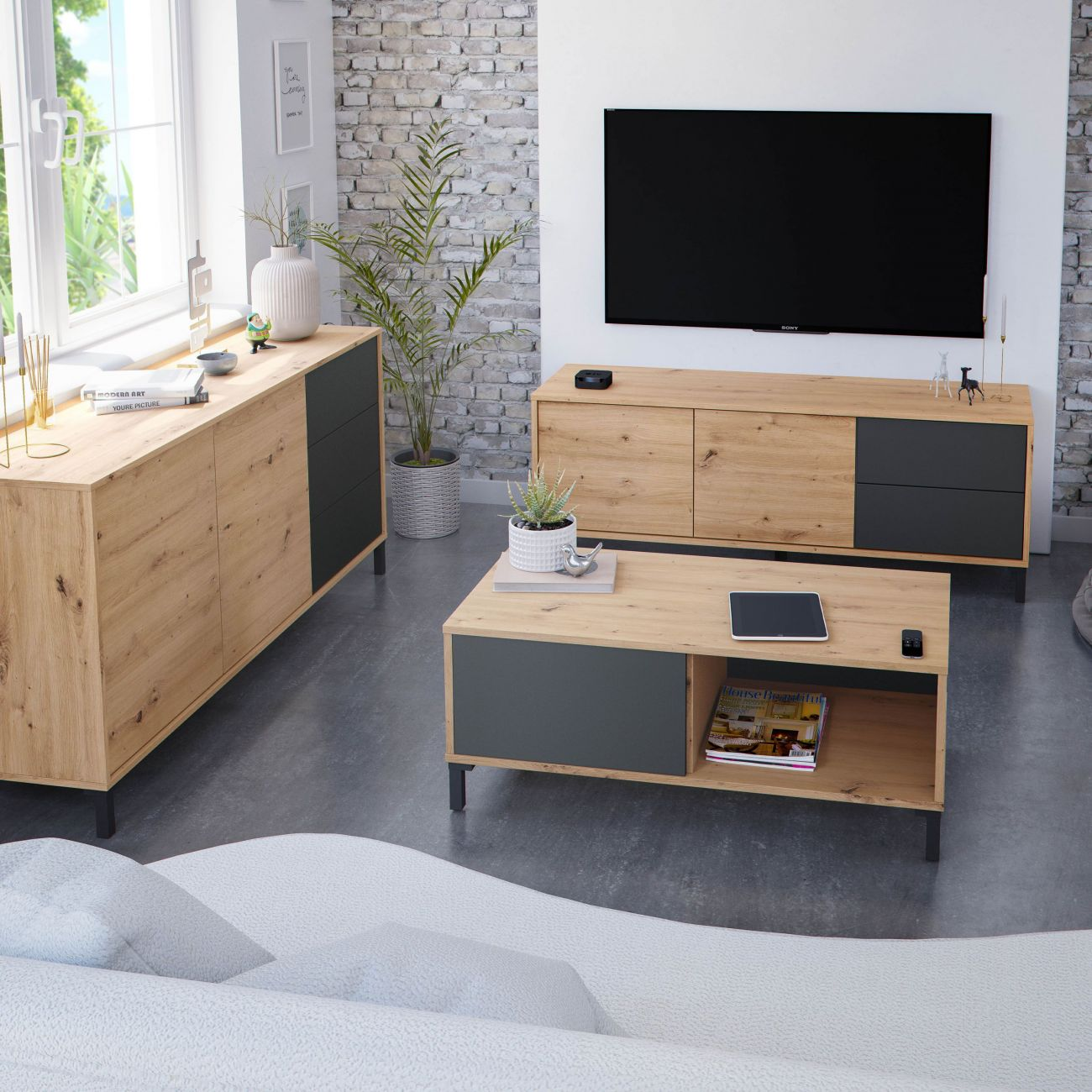 Sala de estar moderna con muebles de madera, TV y sofá.