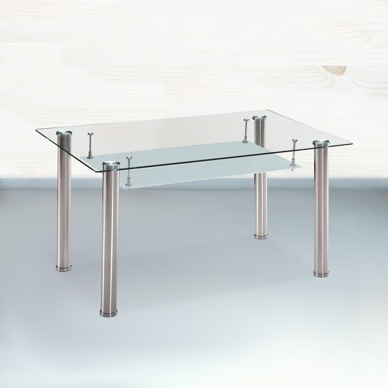 Una mesa rectangular de cristal con cuatro patas metálicas y un estante inferior.