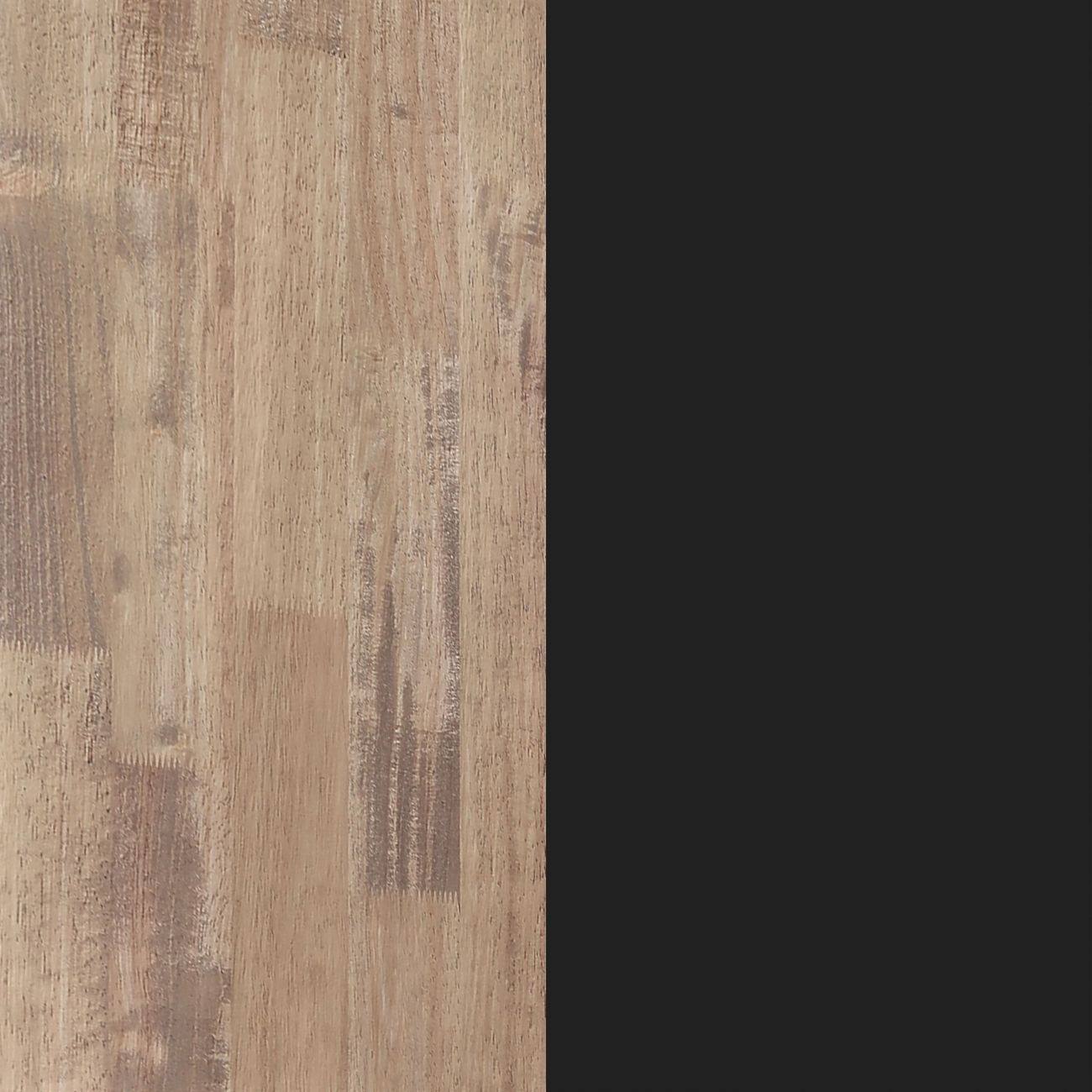 Textura de veta de madera sobre fondo negro.