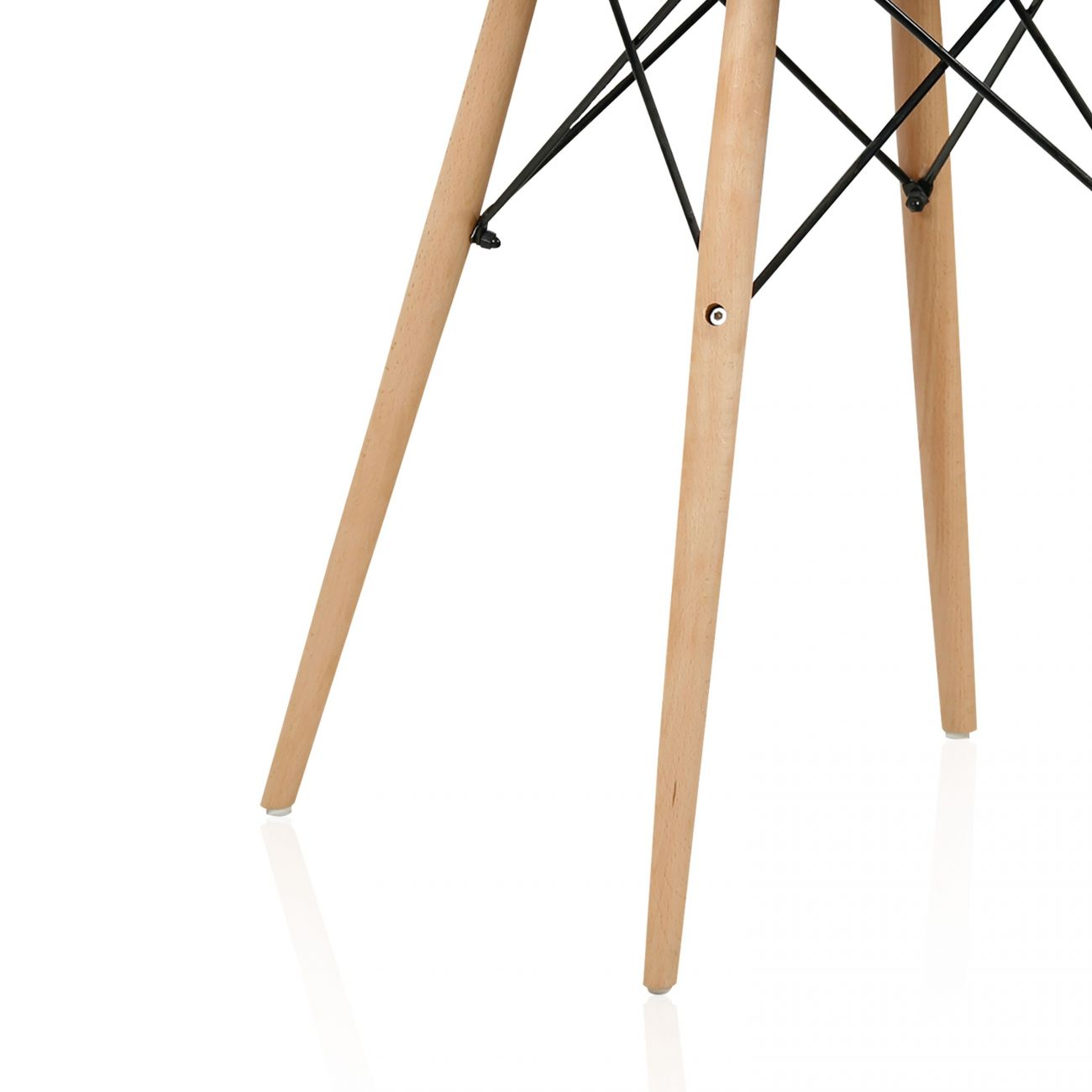 Patas de madera de silla con soportes metálicos negros sobre fondo blanco.