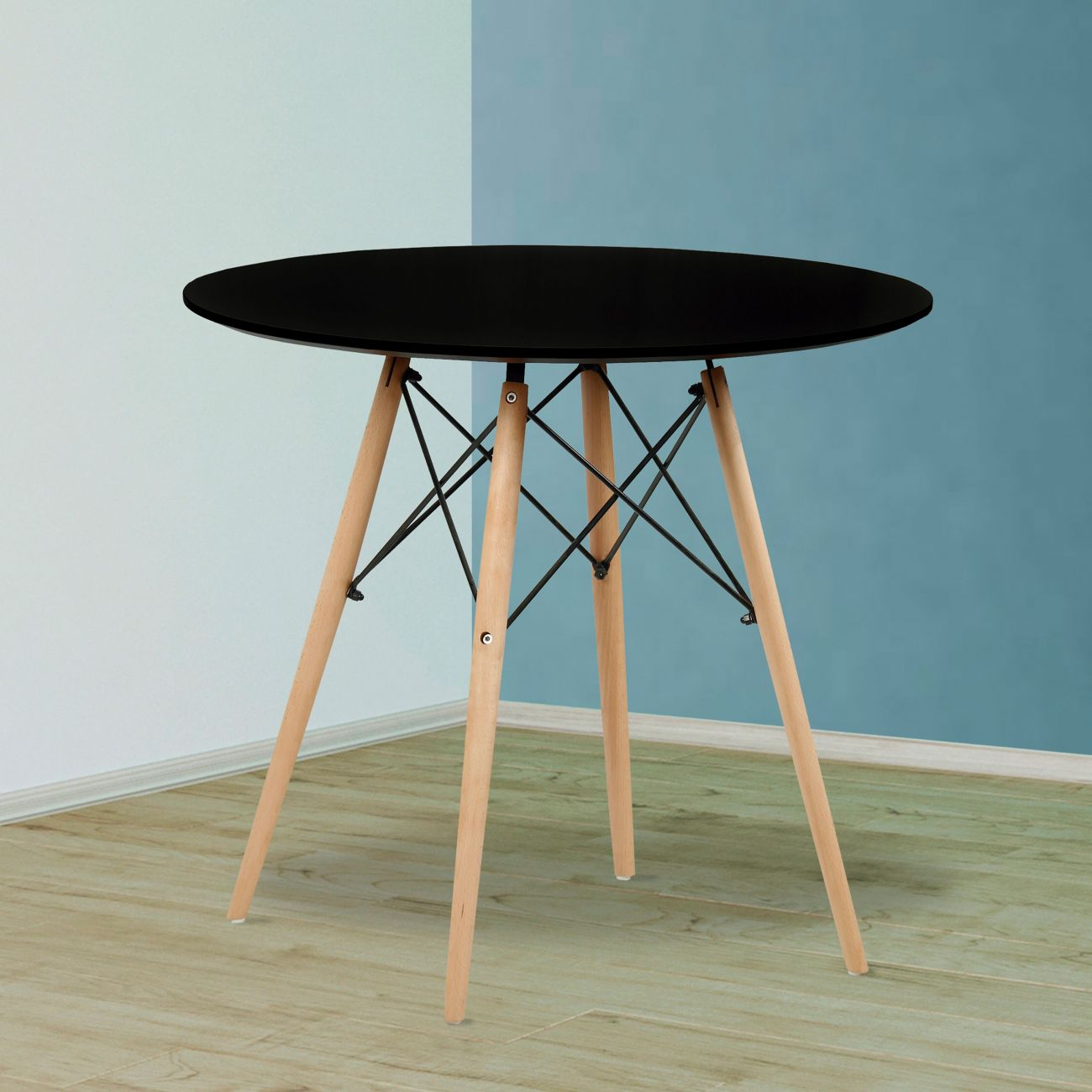 Una mesa redonda negra con patas de madera y soportes cruzados.