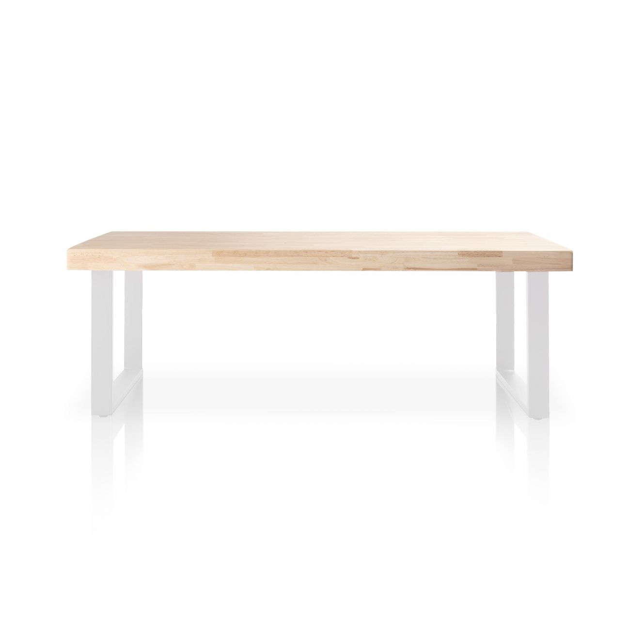 Mesa de madera clara con patas de metal blanco sobre fondo blanco.