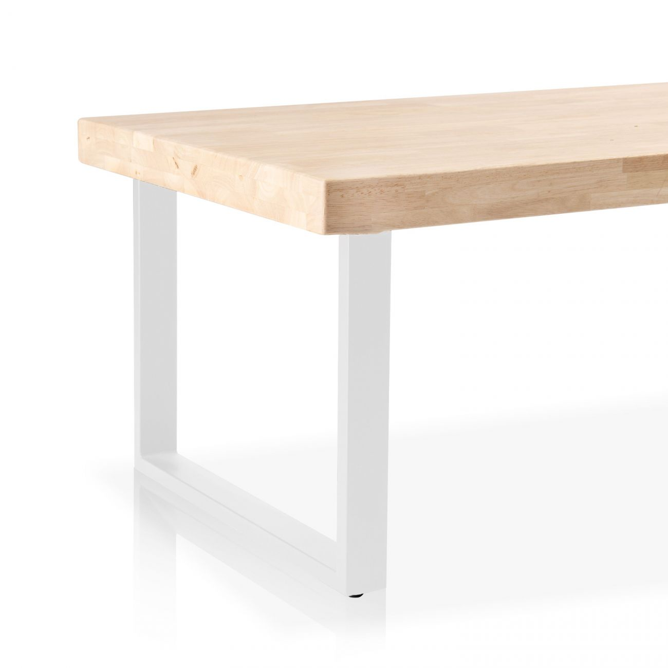 Tablero de madera sobre patas blancas de metal.