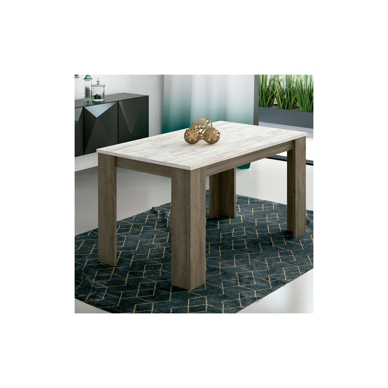 Una mesa de madera con tapa de mármol y esferas decorativas sobre alfombra.