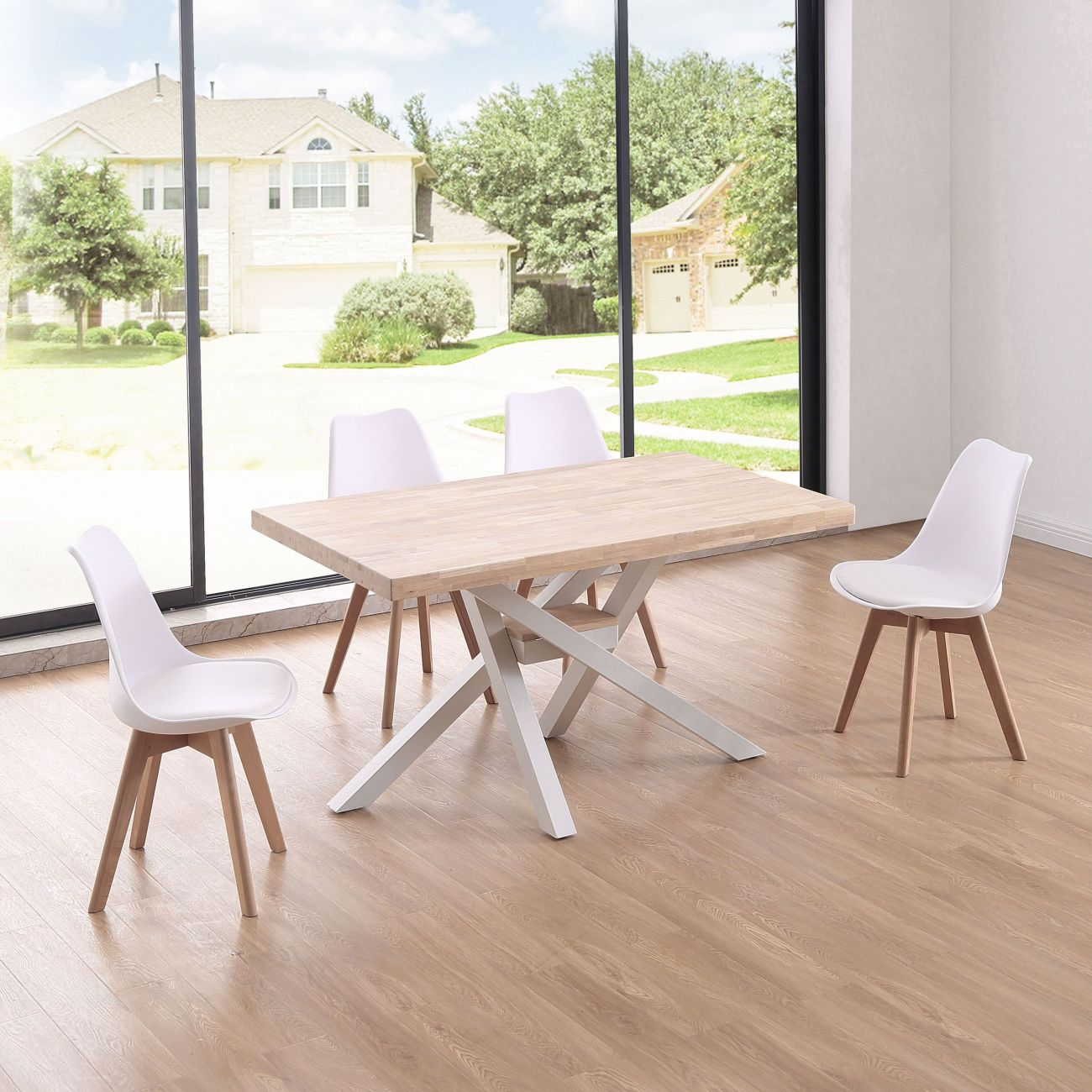 Mesa de comedor de madera con sillas blancas en una sala luminosa con vista a una casa.