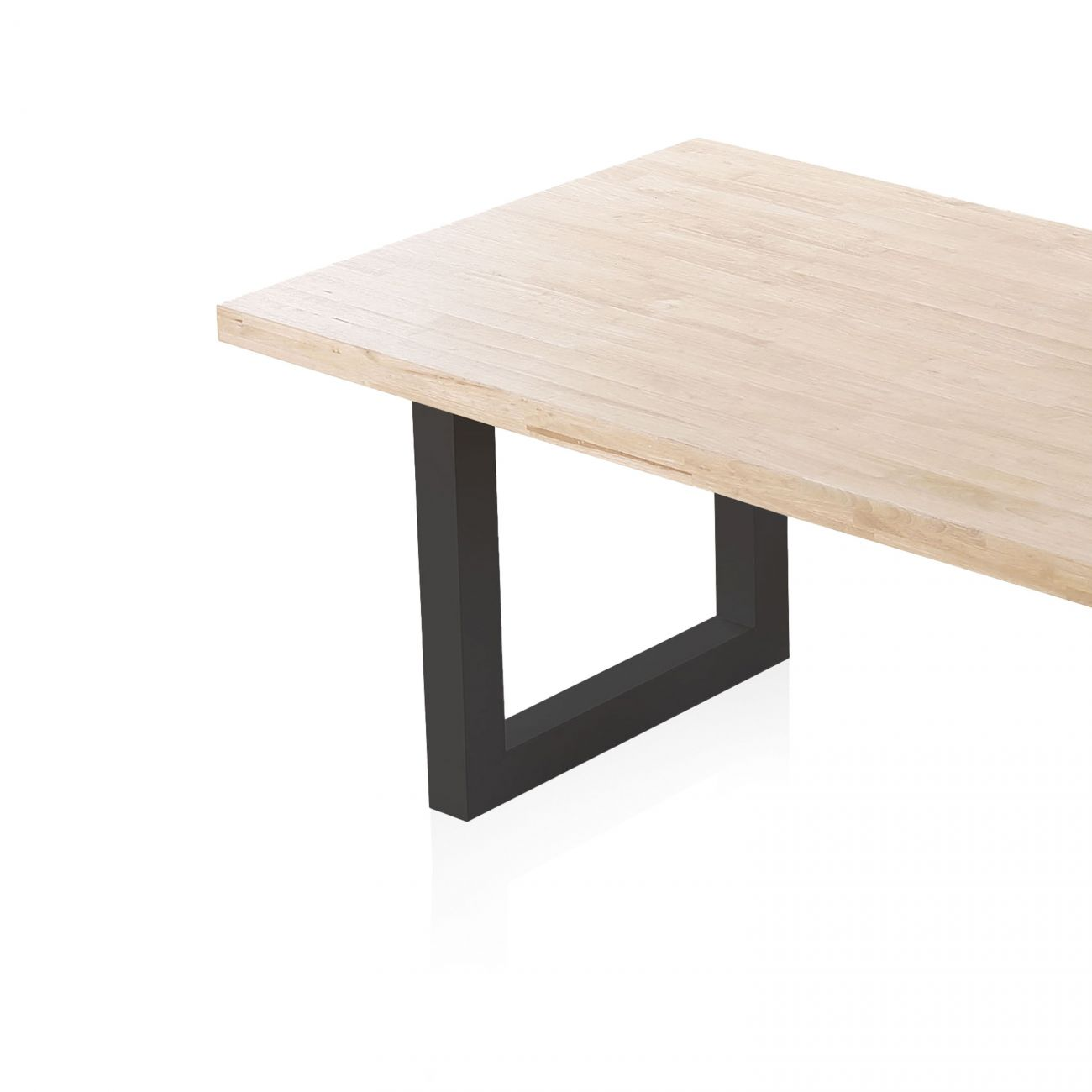 Una mesa de madera clara con una pata de metal negra.