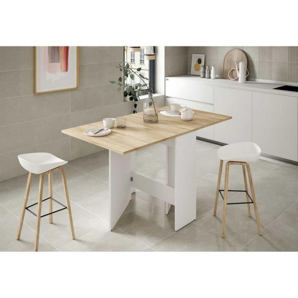 Una mesa de comedor con dos taburetes en una cocina moderna.