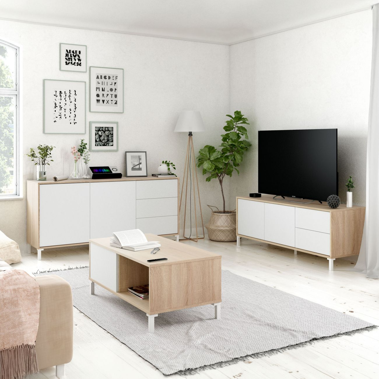 Sala de estar moderna con muebles blancos y de madera, sofá, TV y plantas.