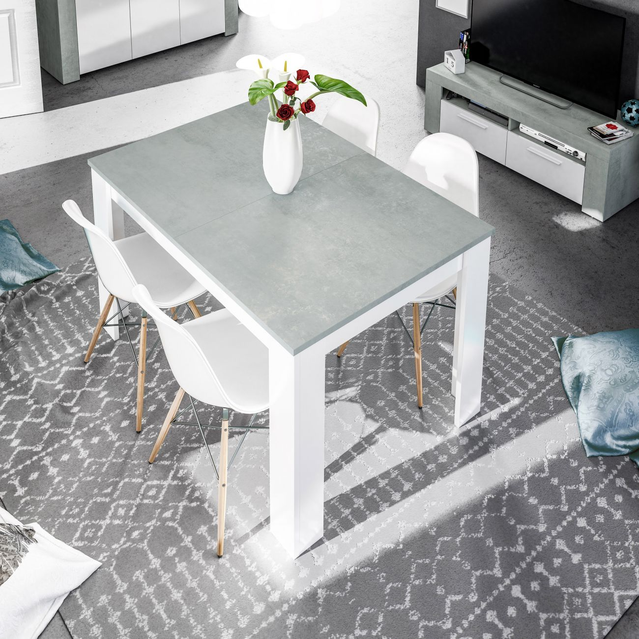 Moderna zona de comedor con mesa, sillas blancas y jarrón de flores sobre alfombra.