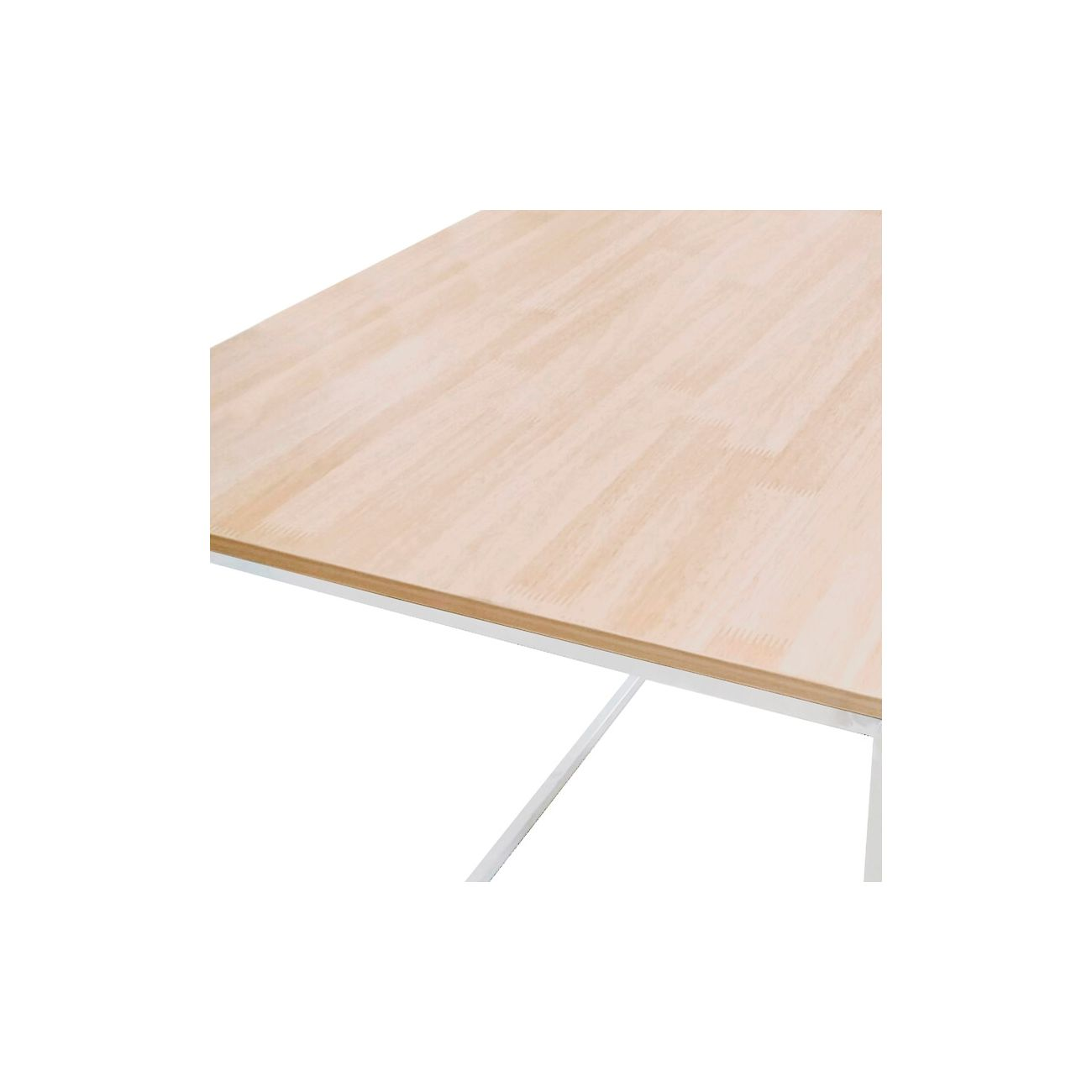 Primer plano de una mesa de madera clara con patas plateadas.