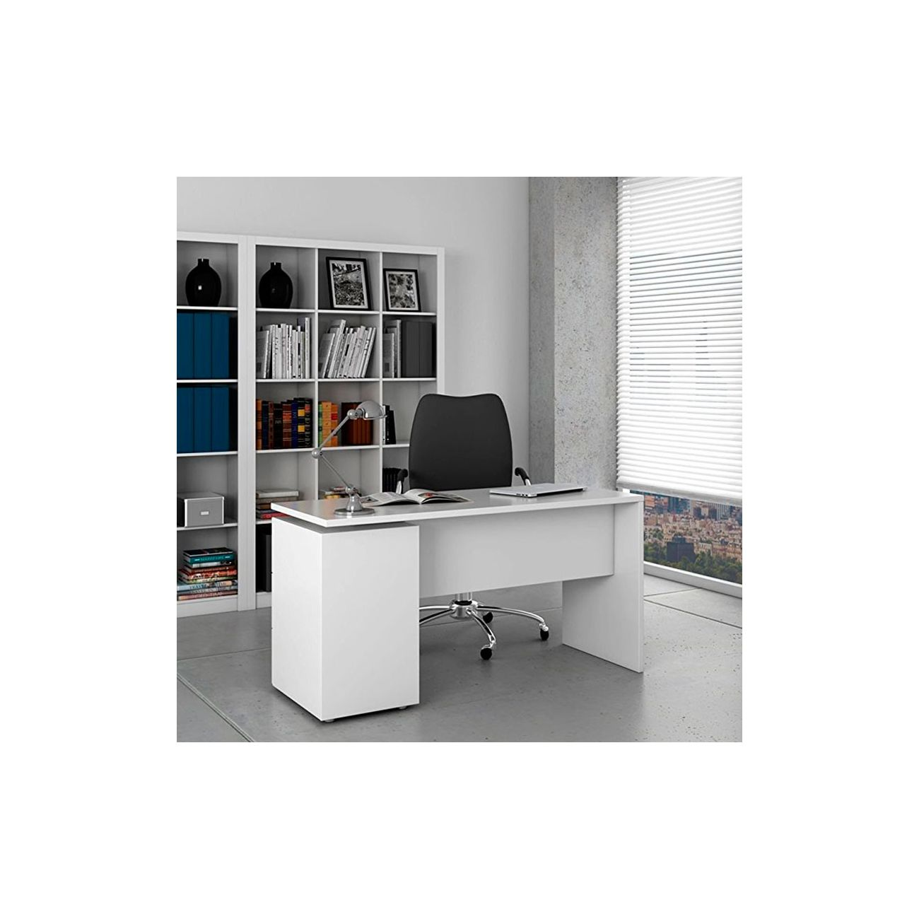 Una oficina moderna con escritorio blanco, silla negra y estantería. Vista de ciudad.