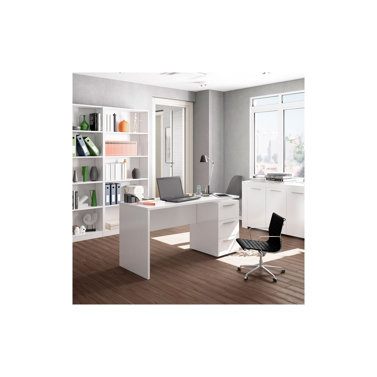 Una oficina moderna con escritorio blanco, portátil, estantería y silla de oficina.