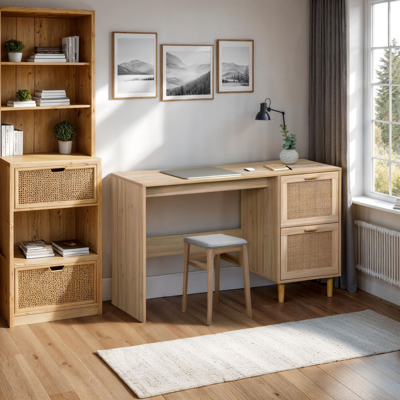Una oficina en casa luminosa con escritorio de madera, estantería y ventanas.