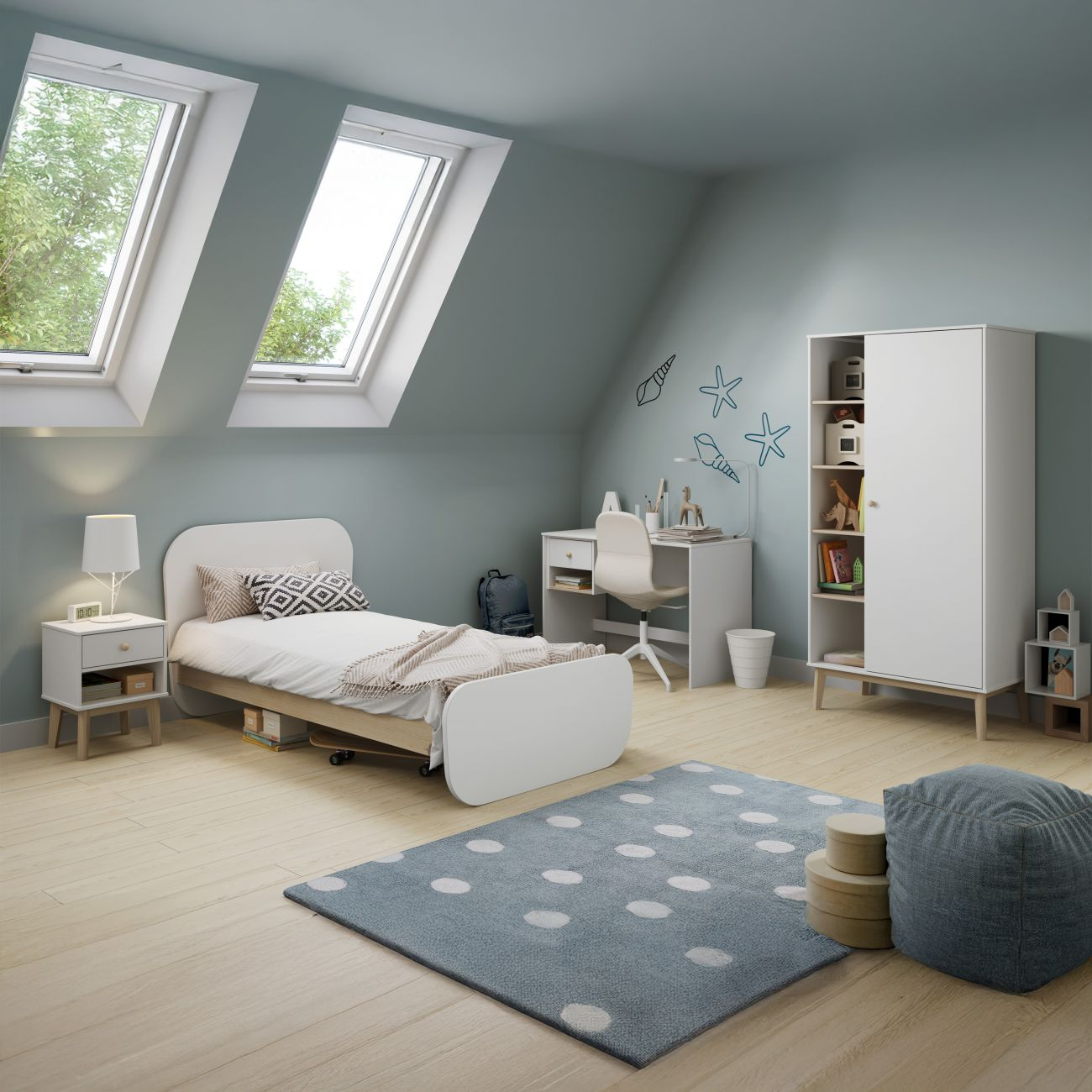 Dormitorio infantil con cama, escritorio y armario bajo ventanas de tejado.