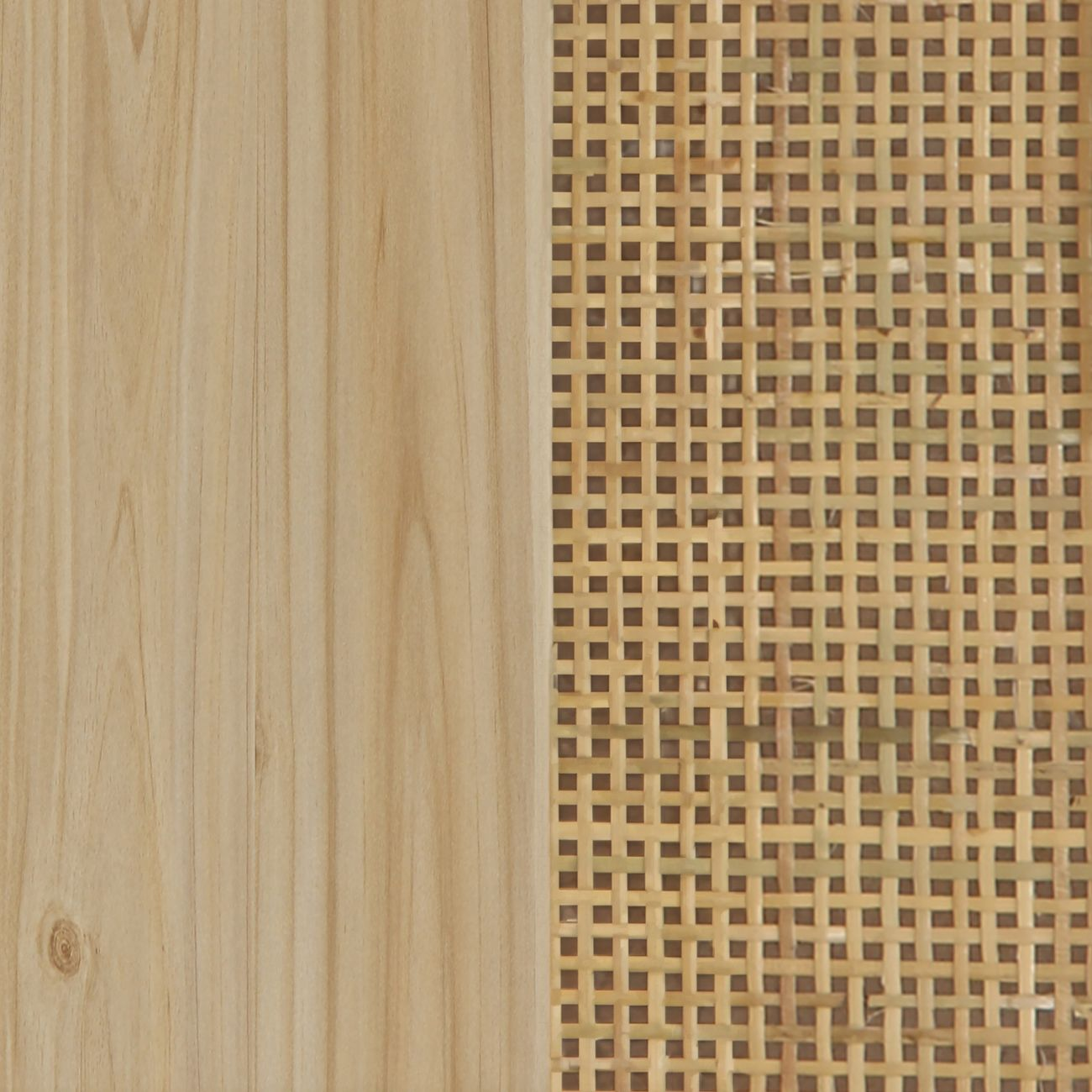 Tabla de madera a la izquierda, tejido de ratán a la derecha. Tonos naturales claros.