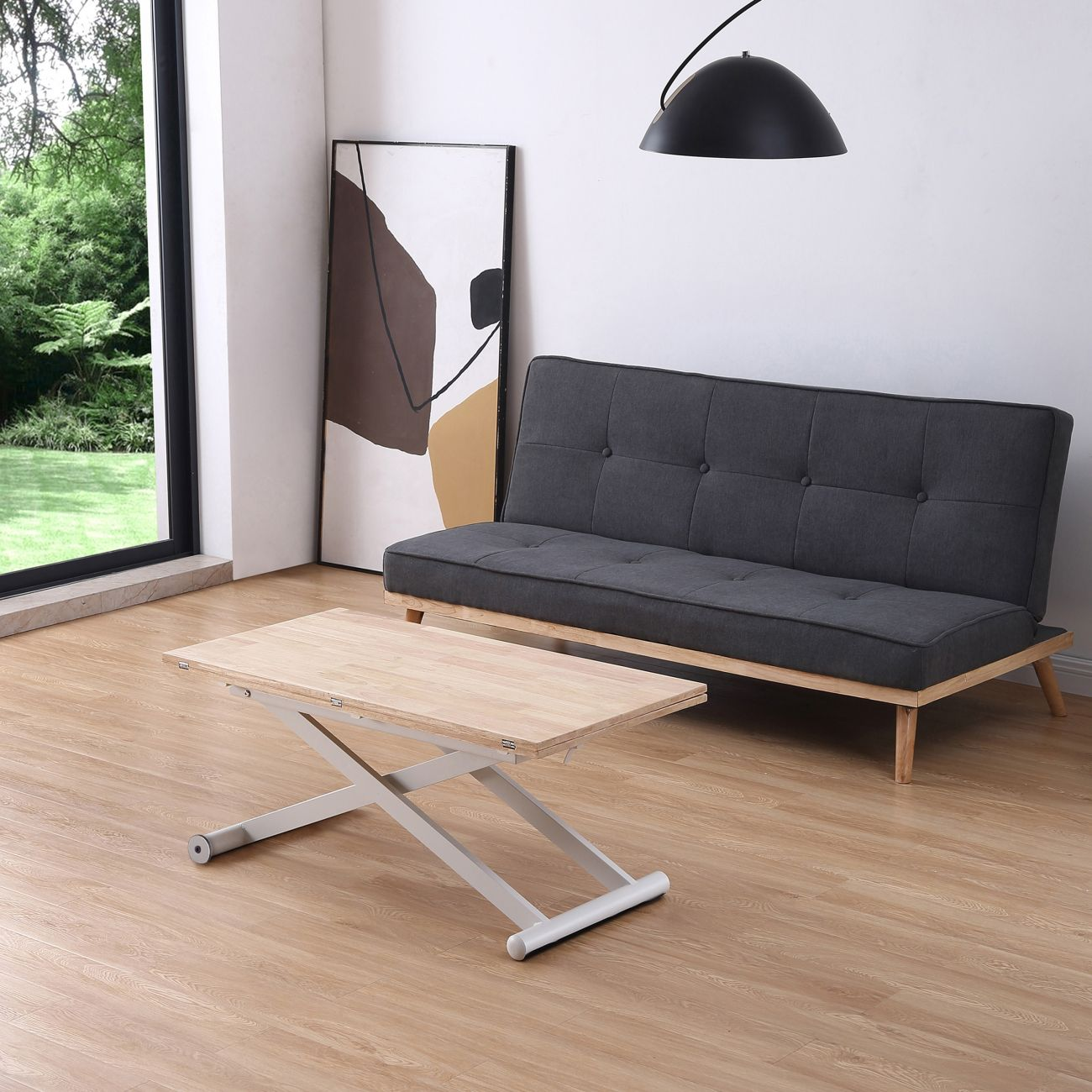 Una sala de estar con mesa de madera, sofá y cuadro.