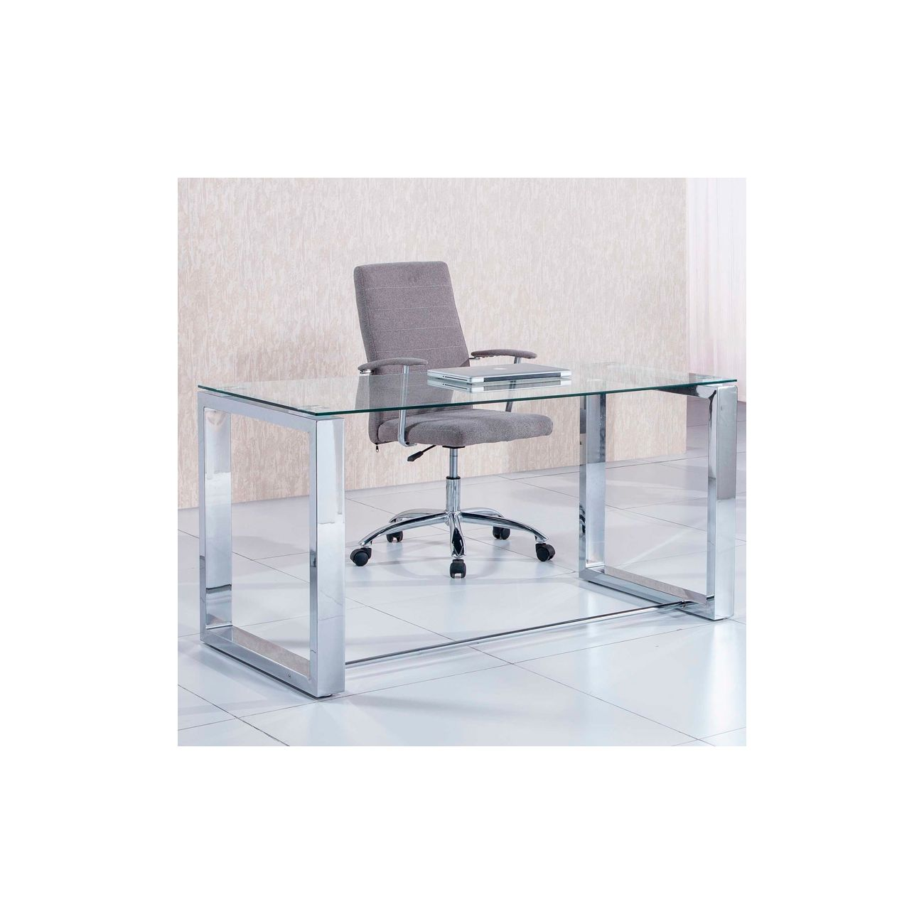 Un escritorio de cristal y cromo con una silla de oficina delante.