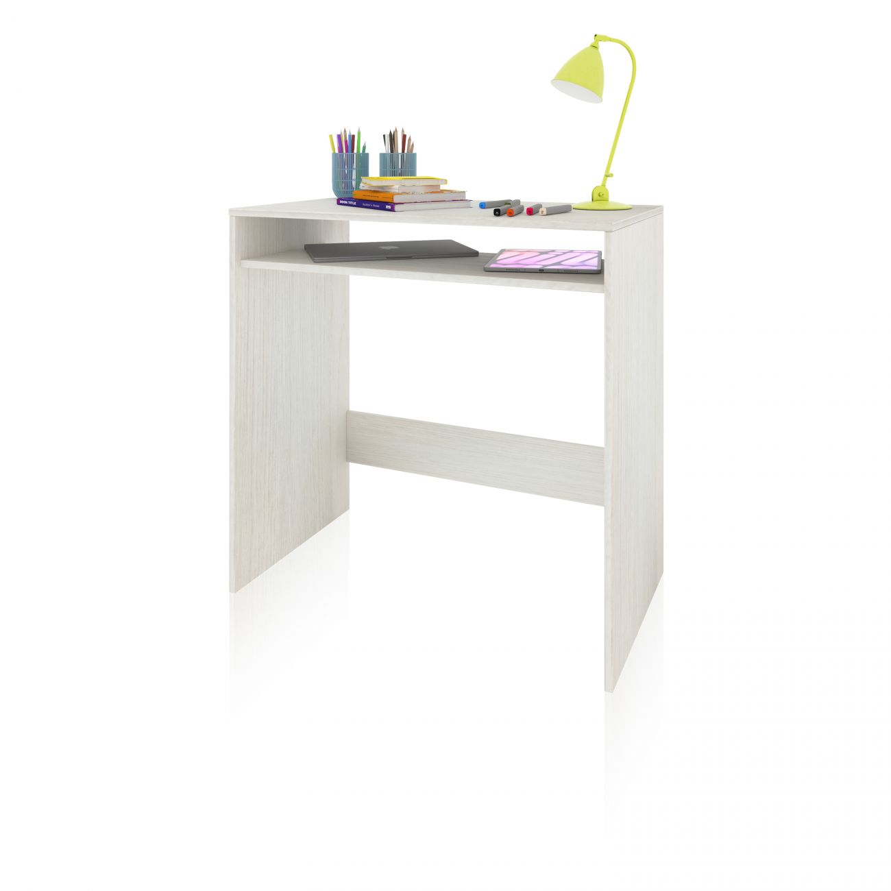 Un escritorio estrecho de madera clara con portátil, tableta, libros y una lámpara.