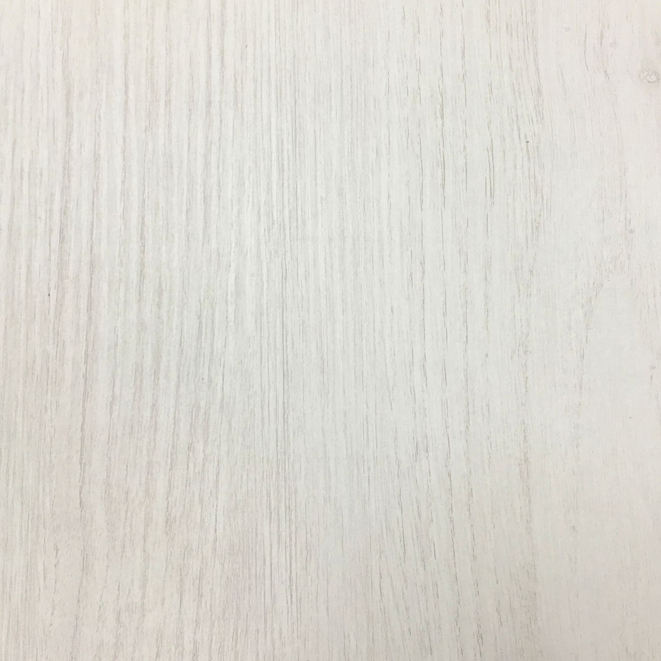 Grano de madera claro con líneas verticales.