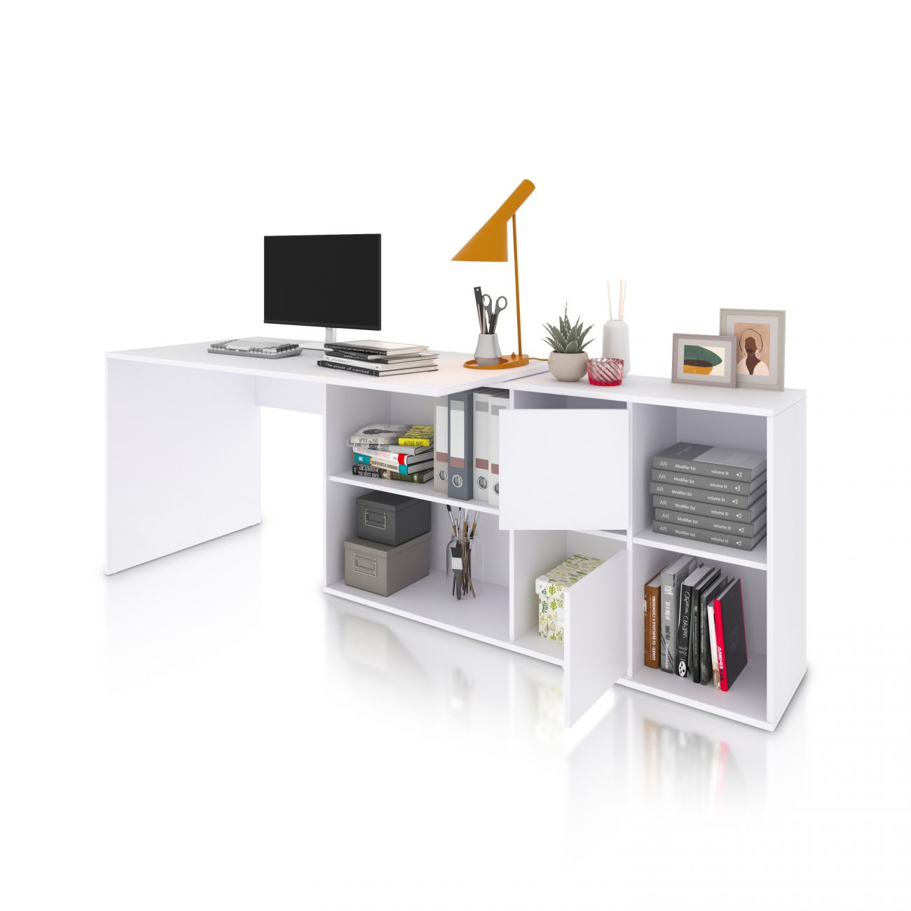 Un escritorio blanco con monitor, lámpara, libros y compartimentos.