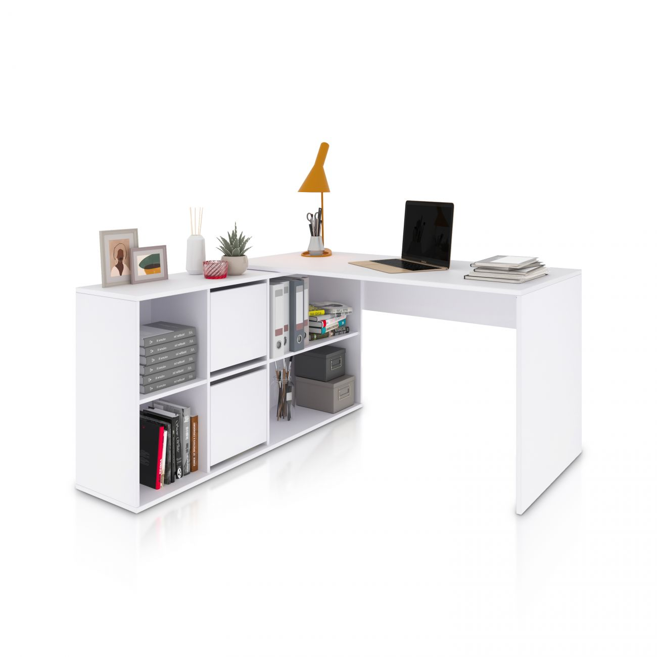 Un escritorio blanco en L con libros, lámpara y portátil.