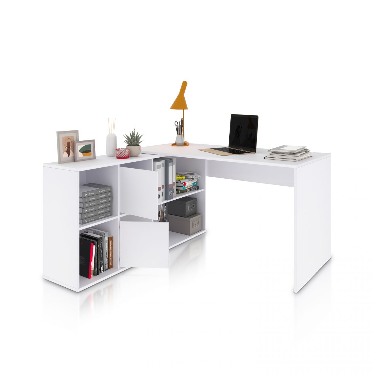 Un escritorio de esquina blanco con portátil, lámpara, libros y plantas.