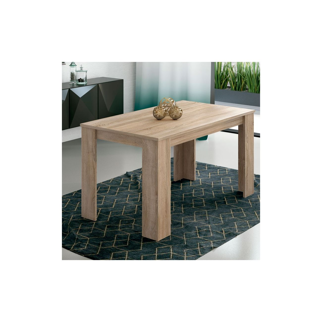 Una mesa de madera clara sobre una alfombra oscura con patrón geométrico.