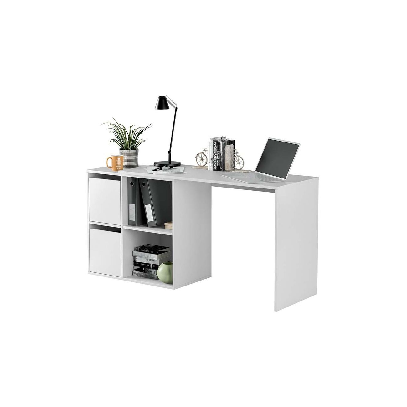 Escritorio blanco moderno con portátil, lámpara, planta, libros y carpetas.