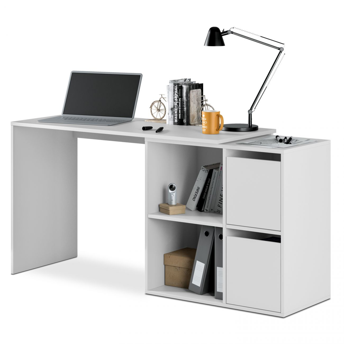 Un escritorio blanco con portátil, lámpara, libros, taza y compartimentos.