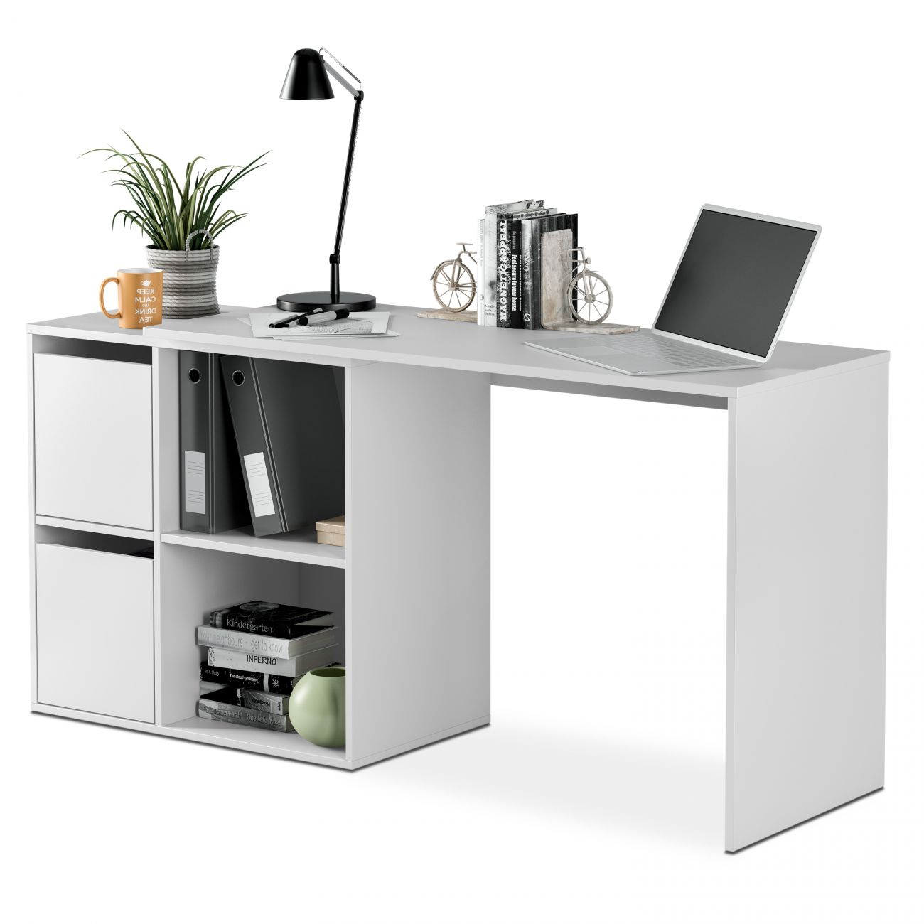 Un escritorio blanco con laptop, lámpara, libros y planta.