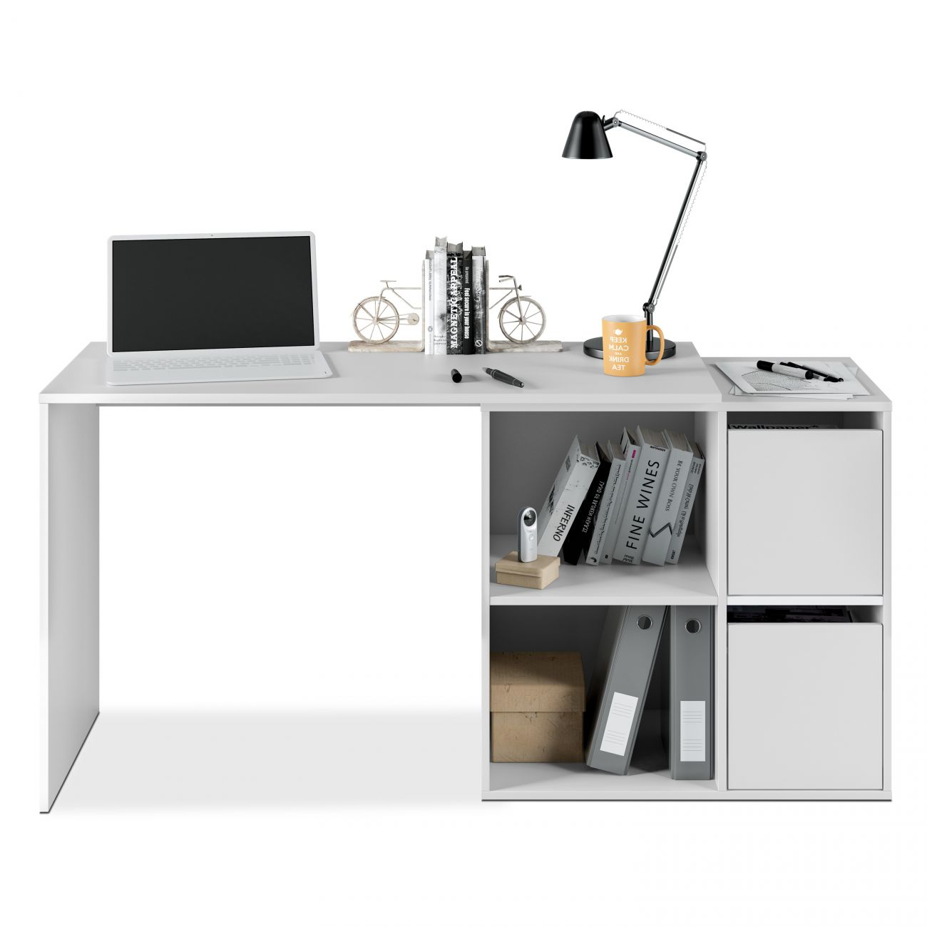 Un escritorio blanco con portátil, lámpara, taza, libros y compartimentos.