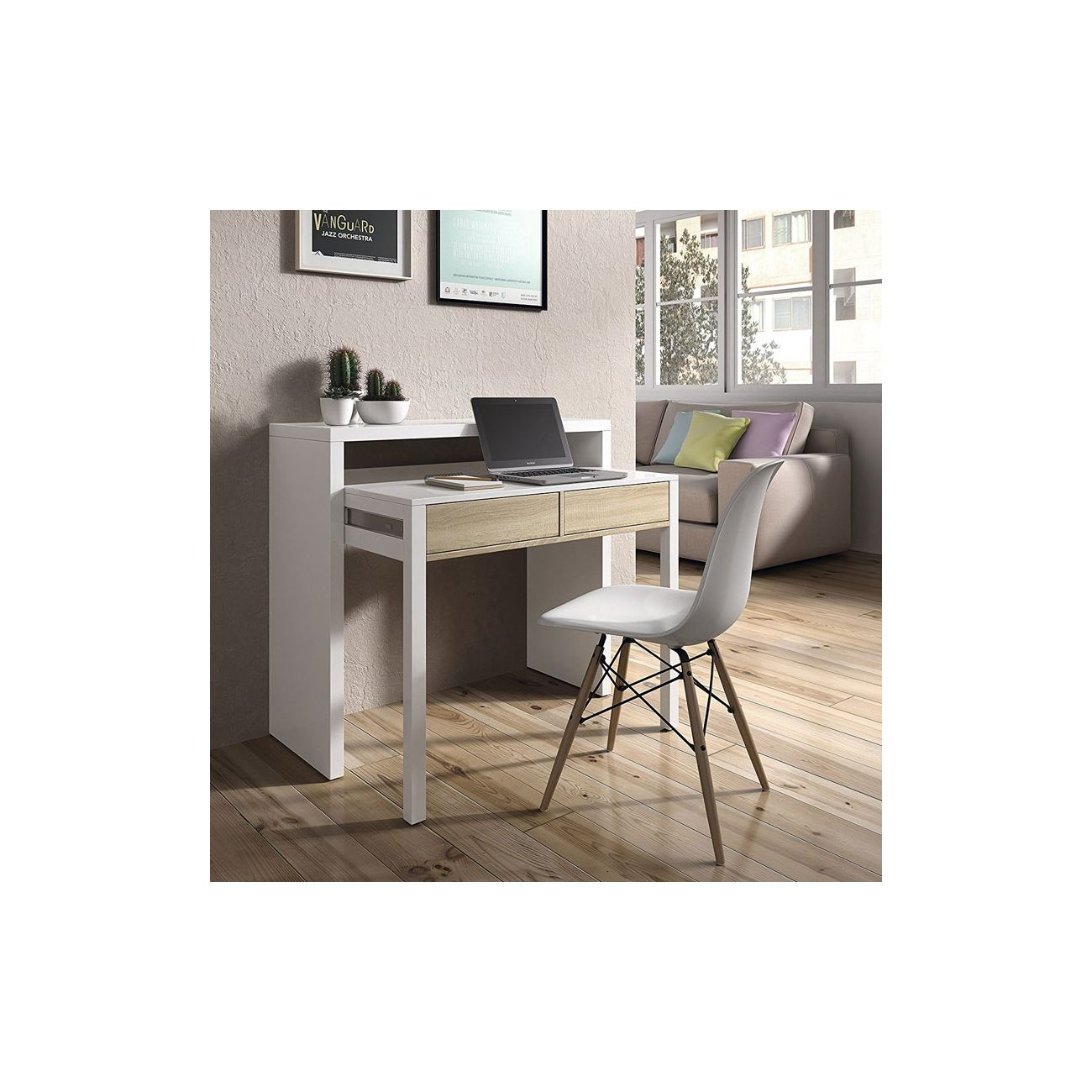 Escritorio moderno con portátil, silla y sofá al fondo.