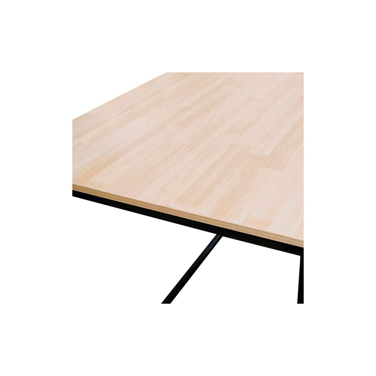 Tablero de madera clara sobre marco de metal negro, vista cercana.