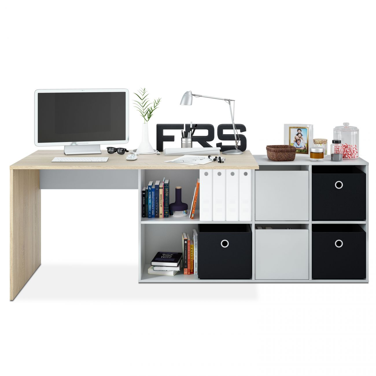Un escritorio de madera con computadora, lámpara, libros y cubos de almacenamiento.