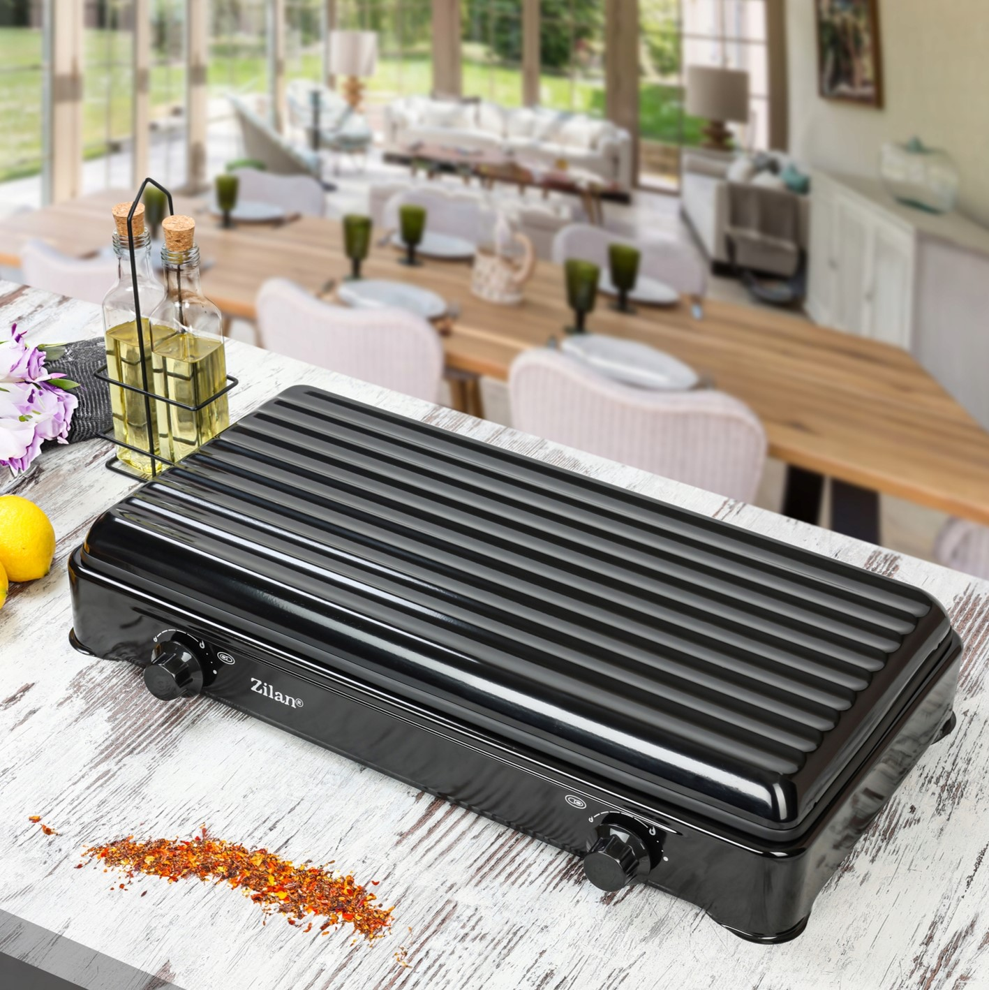 Czarny grill elektryczny stoi na rustykalnym drewnianym blacie.