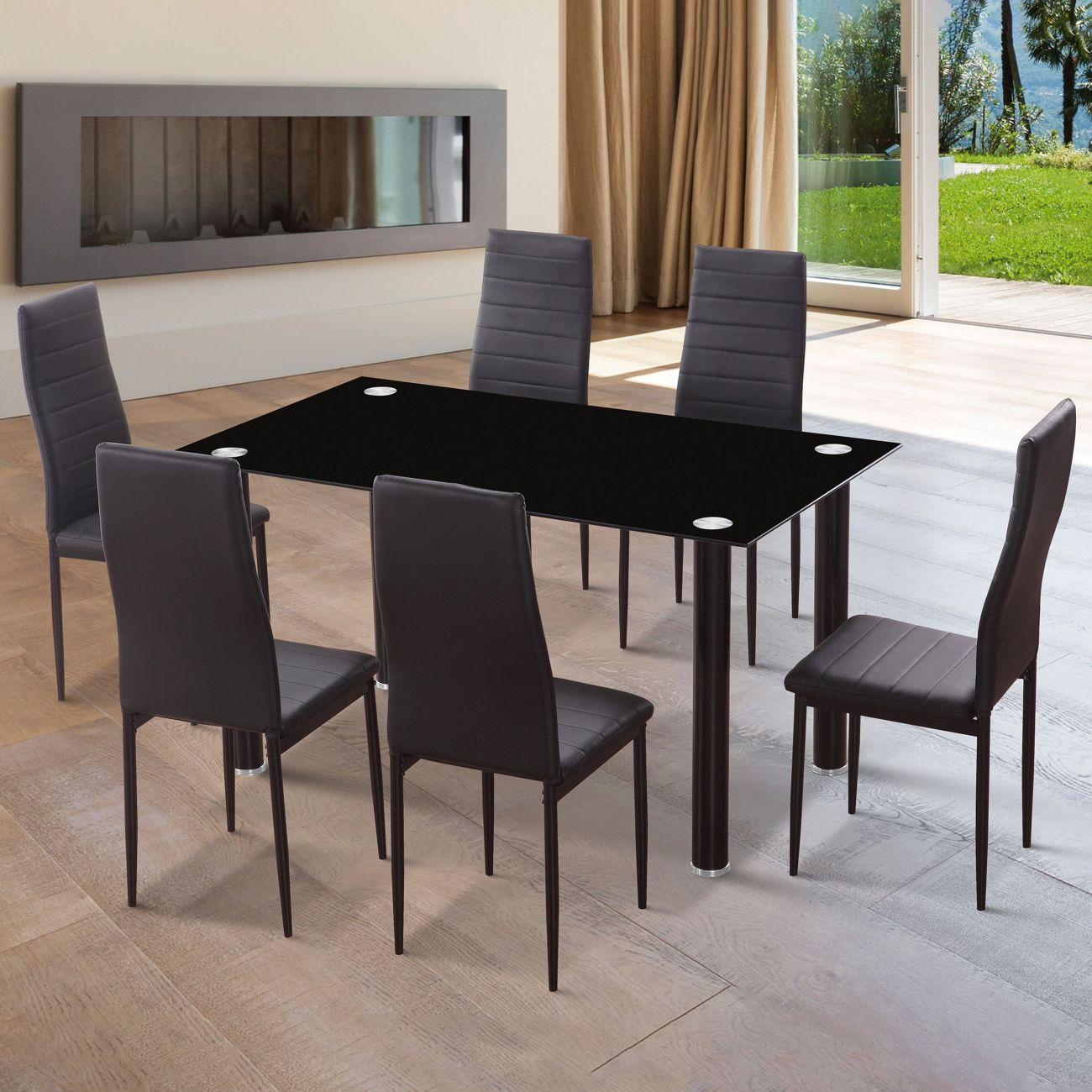 Mesa de comedor de cristal negro con seis sillas oscuras, chimenea y vista exterior.