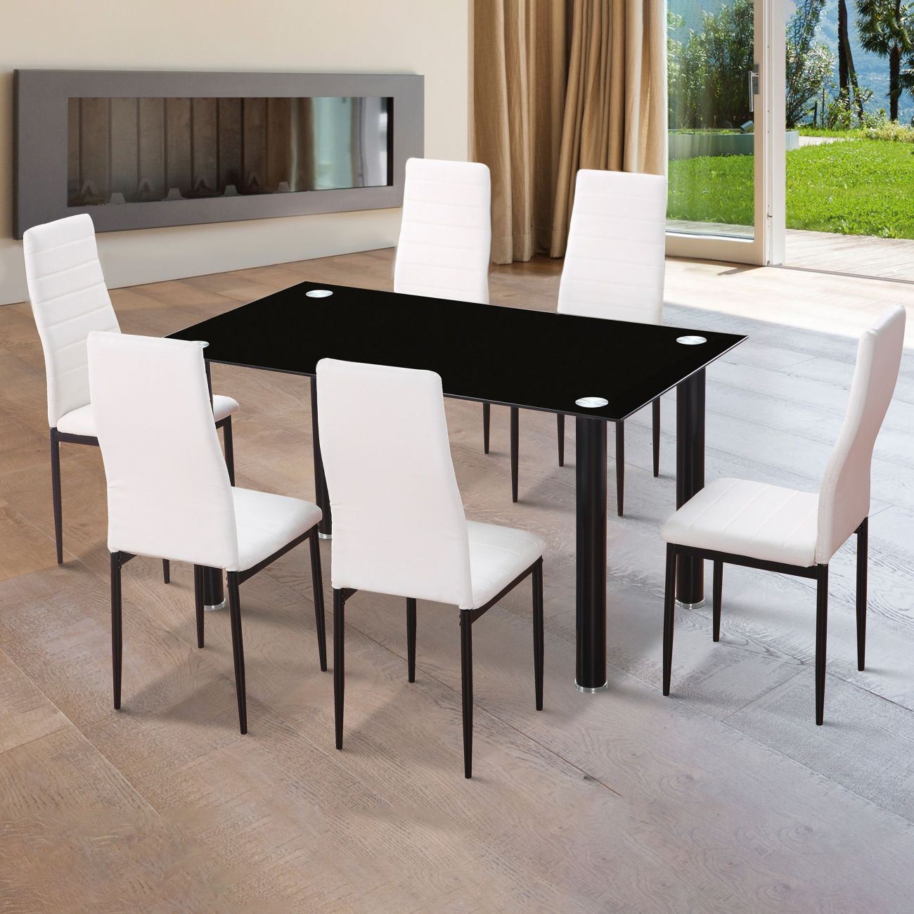 Mesa de comedor de cristal negro con seis sillas blancas en una sala.