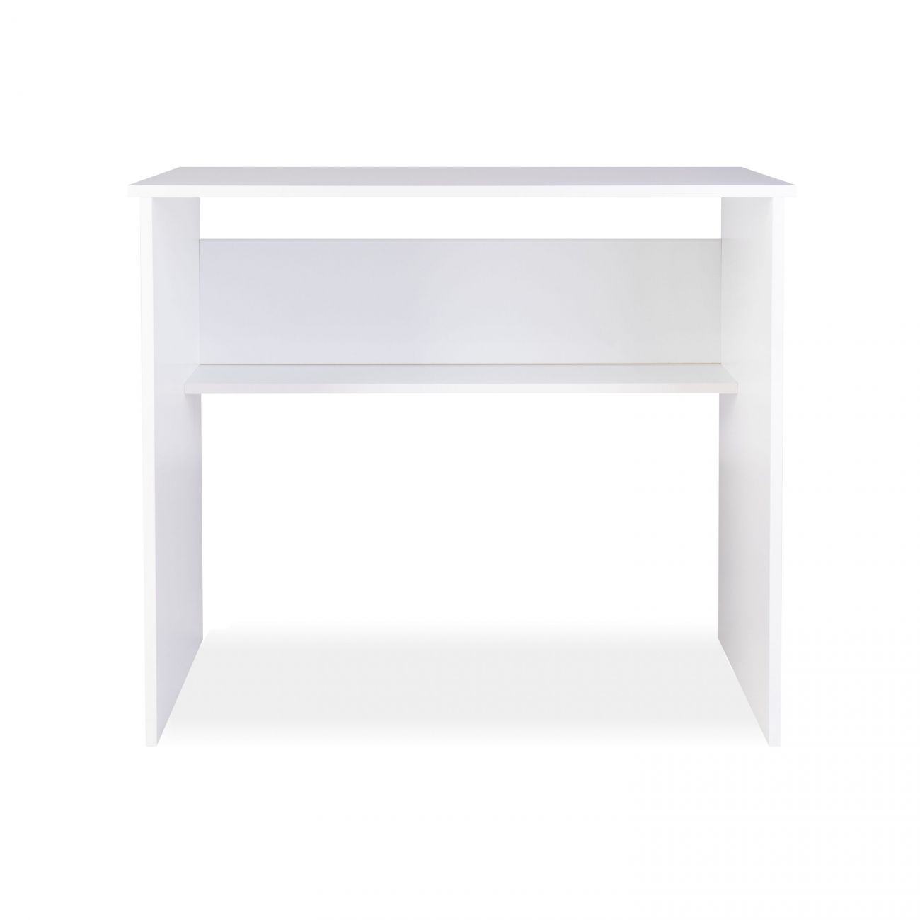 Un escritorio blanco con un estante debajo, sobre fondo blanco.
