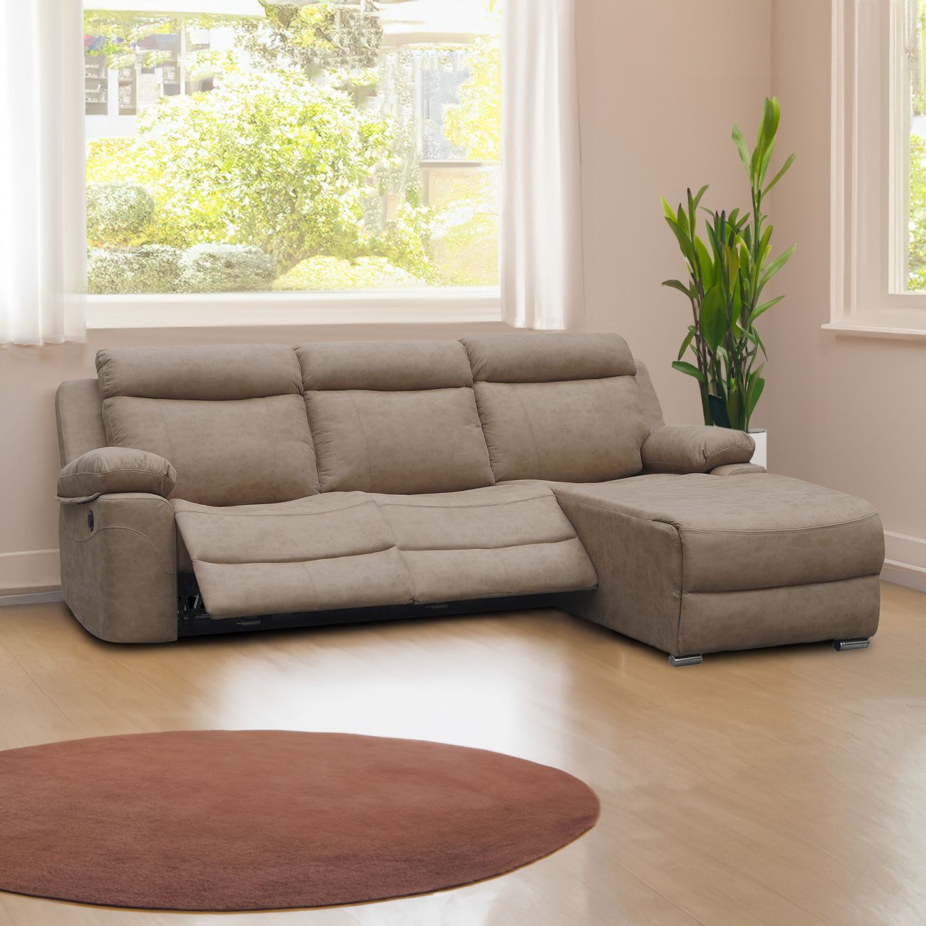 Un sofá modular reclinable beige con chaise longue sobre suelo de madera.