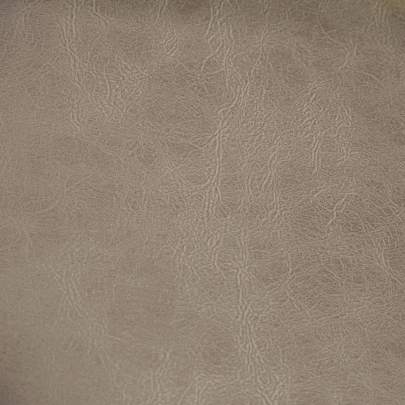 Un primer plano de una superficie de cuero texturizada color topo con arrugas.