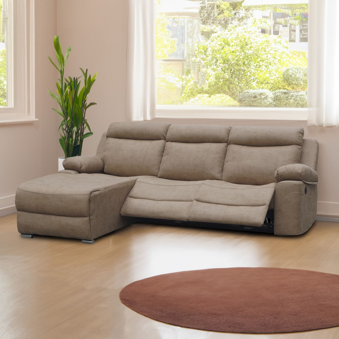 Un espacioso sofá seccional beige con asientos reclinables y chaise lounge sobre suelo de madera.