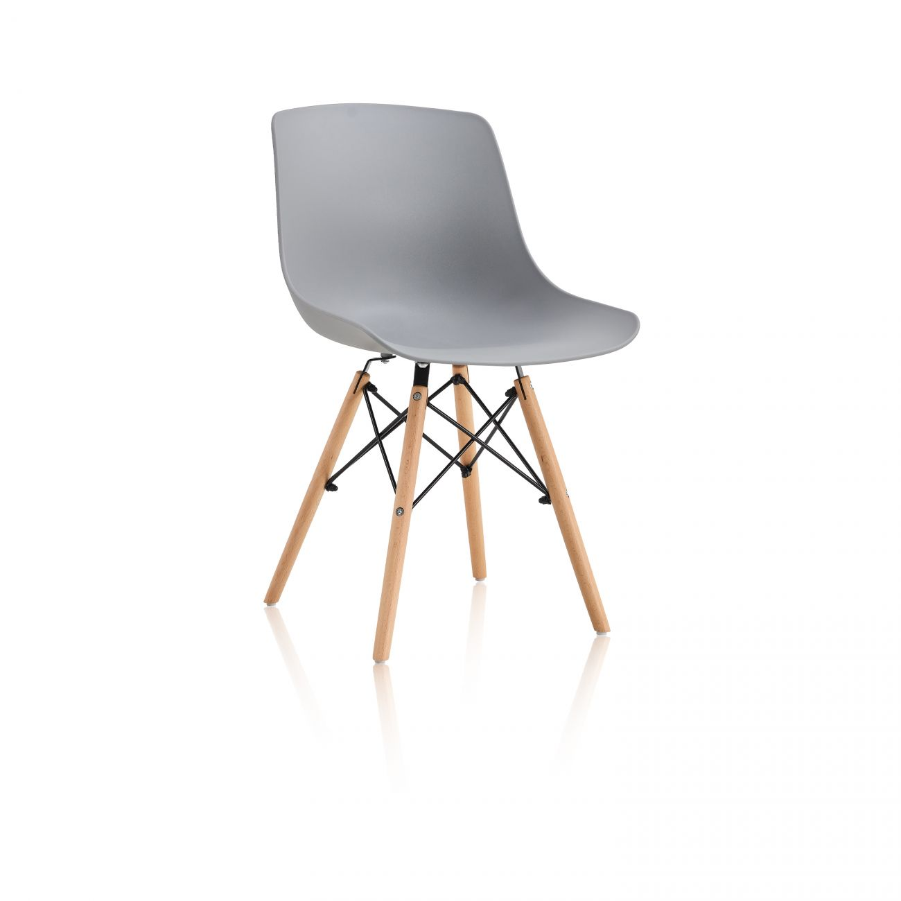 Silla gris con patas de madera y soporte metálico negro, aislada.