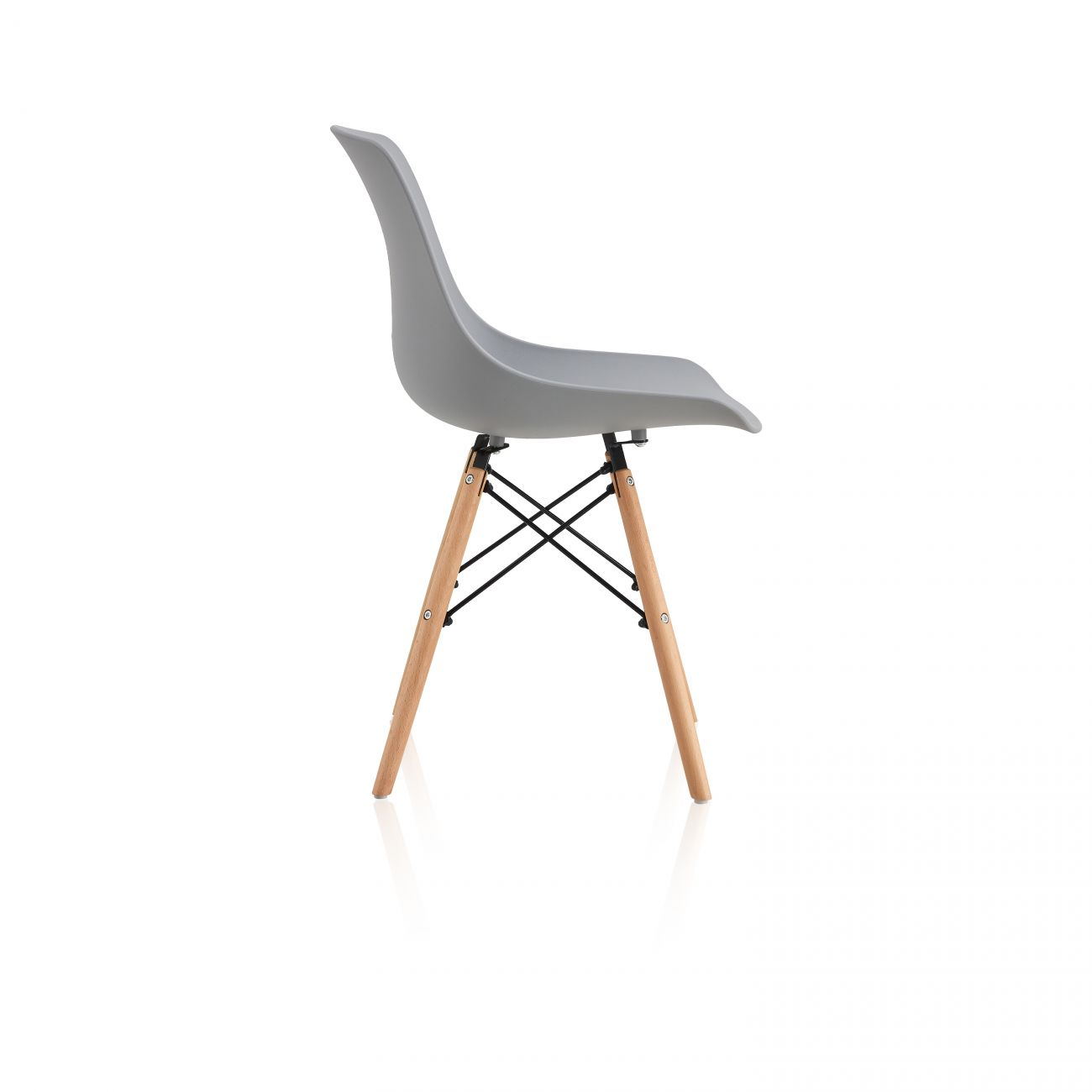 Una silla moderna gris con patas de madera y soportes cruzados negros sobre fondo blanco.
