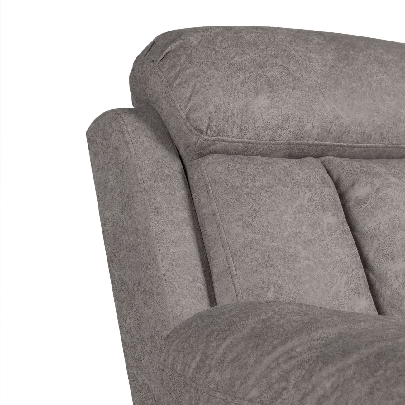 Sillón tapizado gris con costuras. Primer plano del reposacabezas y el brazo.