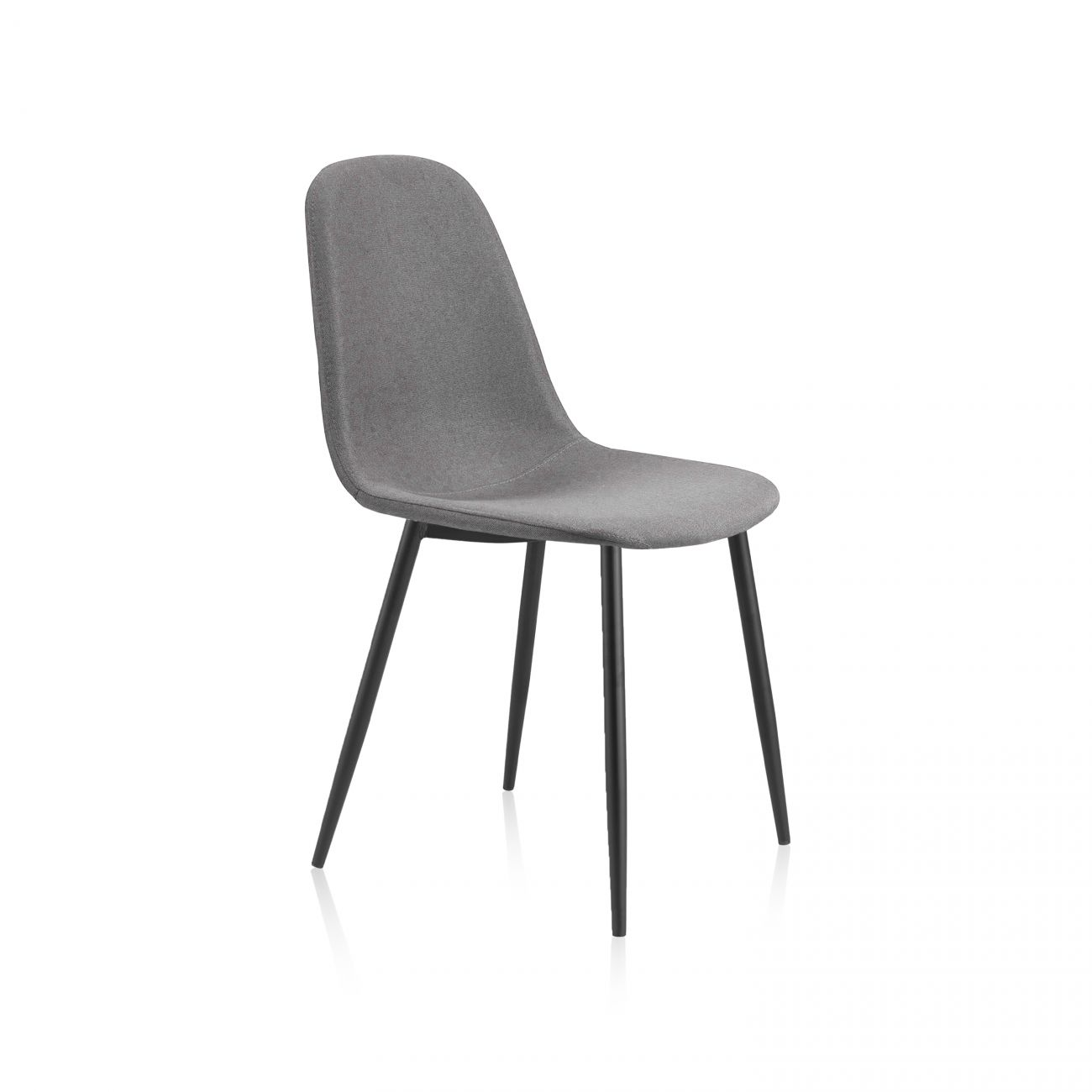 Silla de tela gris con cuatro patas metálicas negras, aislada sobre fondo blanco.