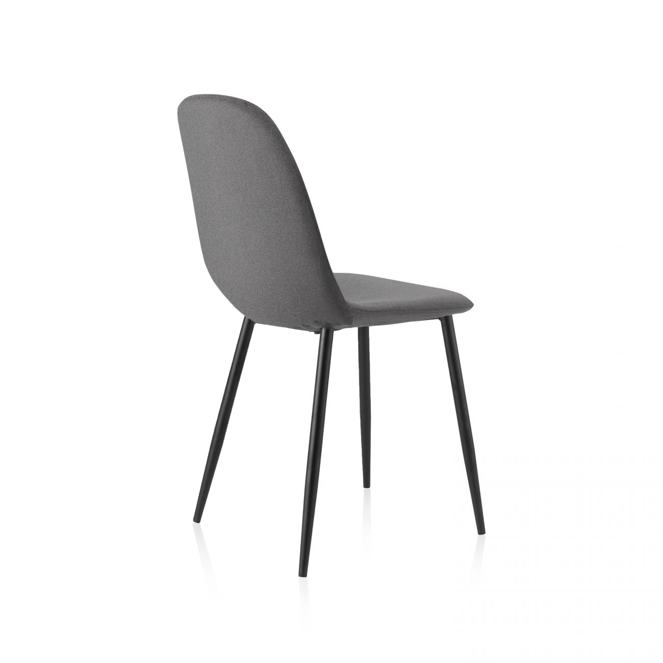 Una silla tapizada gris con cuatro patas negras sobre fondo blanco.