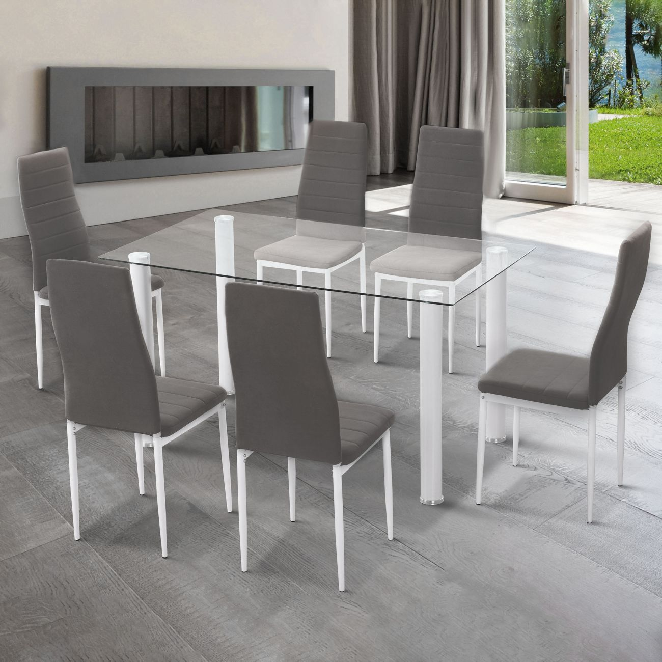 Una mesa de comedor de cristal con seis sillas en una sala con chimenea y cortinas.