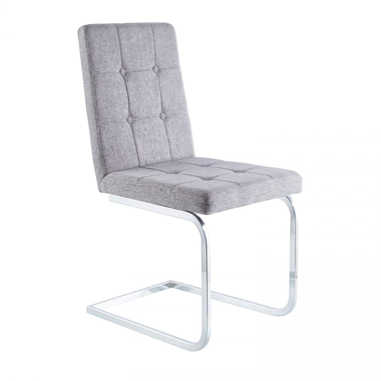 Silla de tela gris con patas cromadas brillantes y tapicería de botones.