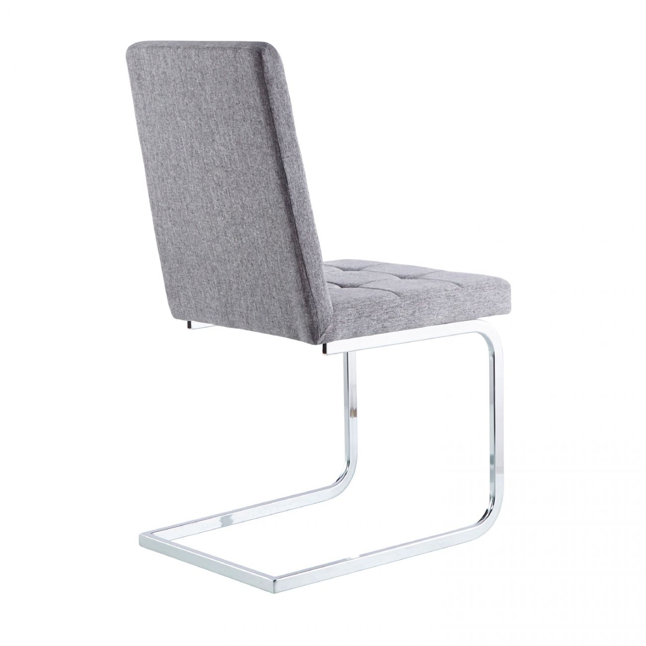 Una silla de tela gris con base cromada, vista de lado.
